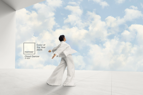 Pantone 2026 Revela 'Cloud Dancer': Uma Ode à Calma e à Reflexão