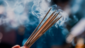 Aromas que Transformam: Guia Essencial de Incensos para o Lar