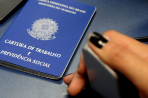 Geração Z e o Mercado de Trabalho: Estudo Desmistifica Aversão à CLT e Revela Busca por Estabilidade