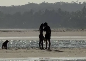 Atração em Fernando de Noronha: Bruna Marquezine e Shawn Mendes em Momento Íntimo na Praia