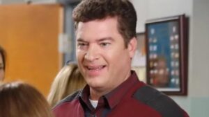 Luto na TV: Pat Finn, Ator Reconhecido por ‘Friends’ e ‘The Middle’, Nos Deixa Aos 60 Anos
