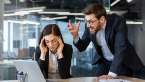 2026: Amuletos e Estratégias para Proteger sua Produtividade no Retorno ao Escritório