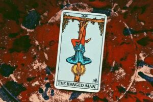 Fevereiro de 2026 Sob o Signo do Pendurado: Um Chamado à Reflexão e Nova Perspectiva