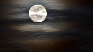 Astrofase em Destaque: Lua Cheia Ilumina o Céu Neste Sábado