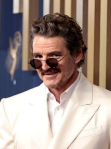 Pedro Pascal e diretor argentino vistos em momento de cumplicidade em cinema