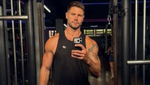 Jonas assume a liderança do BBB e sua personalidade aquariana dita o ritmo da casa