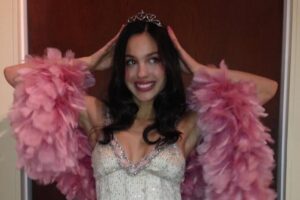 Olivia Rodrigo Celebra 23 Anos com Look de Princesa e Referência Nostálgica