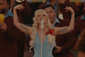 Lady Gaga no Super Bowl: O Vestido Azul que Celebra Porto Rico e a Cultura Latina