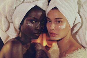 Rhode: Hailey Bieber expande linha de skincare com máscara facial e balm para lábios