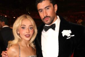 Sabrina Carpenter Brilha no Grammy 2026 com Três Visuais Deslumbrantes