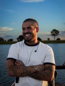 Zé Felipe Responde Críticas sobre Desempenho de Músicas Recentes